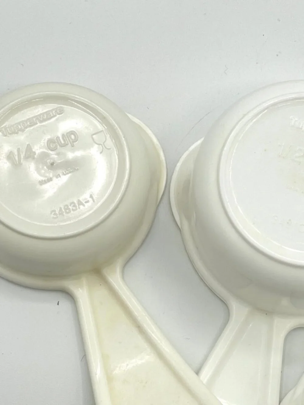 Lot Of 4 TUPPERWEAR 3479C -3482C Curved Handle Measuring Cups White As Pictured
